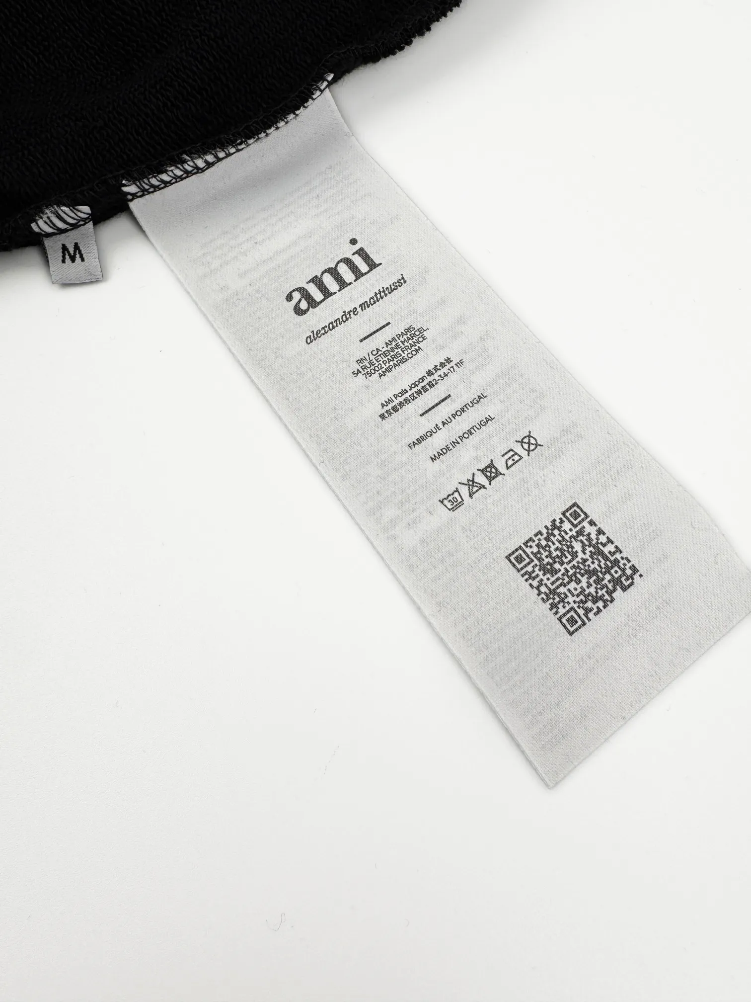 Ami Paris love embroidered shorts, custom-made luxury terry sweatpants material, full of texture, comfortable and close to the skin, black base, the same color love embroidery blooms quietly, adding brand recognition, adding a touch of romance and sweetness to the shorts, the ultimate simplification of color, Versatile color, showing taste. Process 1: Using imported machine embroidery technology, using advanced computer control systems and precision mechanical components to realize Ami love embroidery operations with high precision, smooth and delicate lines. Process 2: Ferment washing and softening uses the fermentation effect produced by mixing yeast, water and mild detergent to gently treat the fabric and improve the overall softness. Accessories: Customized 1:1 Ami corns Customized 1:1 Ami hanging clock Customized 1:1 Ami trademark Version: Loose version Size: S M L XL Style number: MM 037
